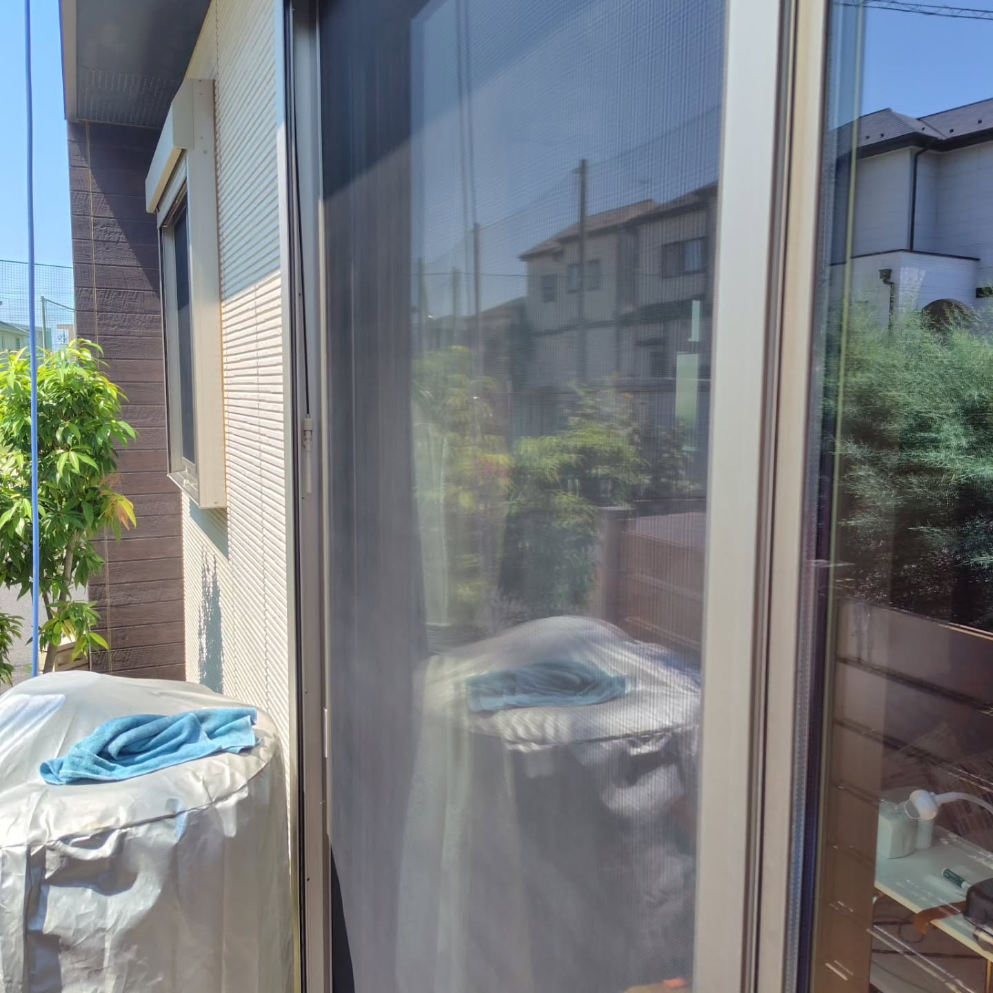 リフレッシュされた窓で家全体が明るく感じられます。