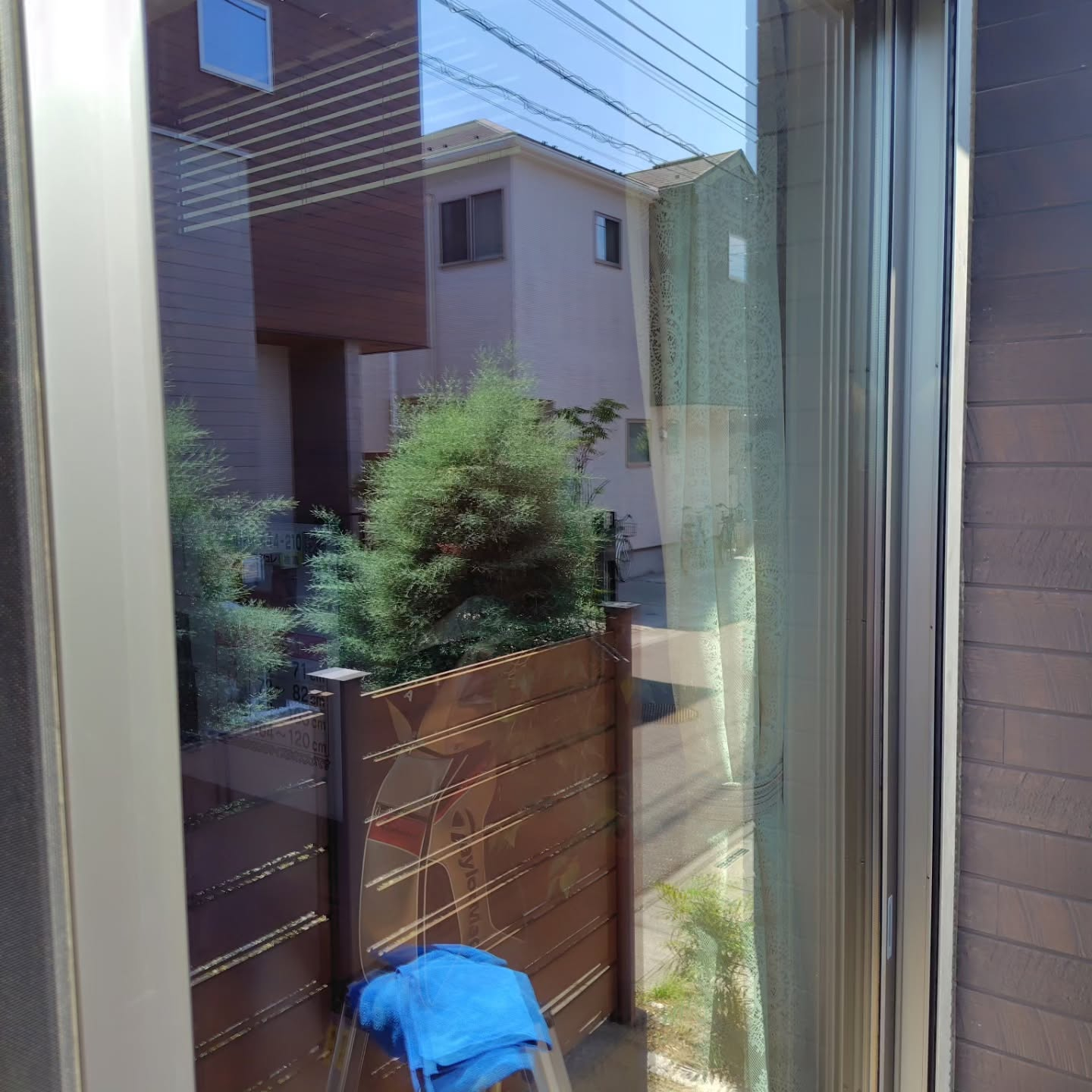 リフレッシュされた窓で家全体が明るく感じられます。