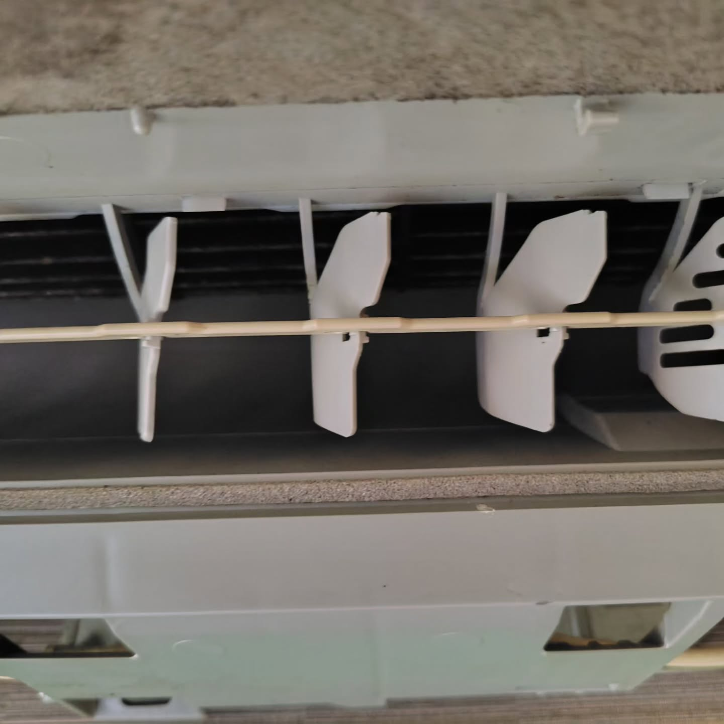 エアコンの中の空気が重たい？