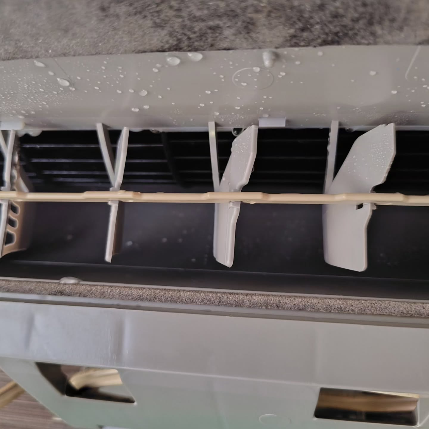エアコンの中の空気が重たい？