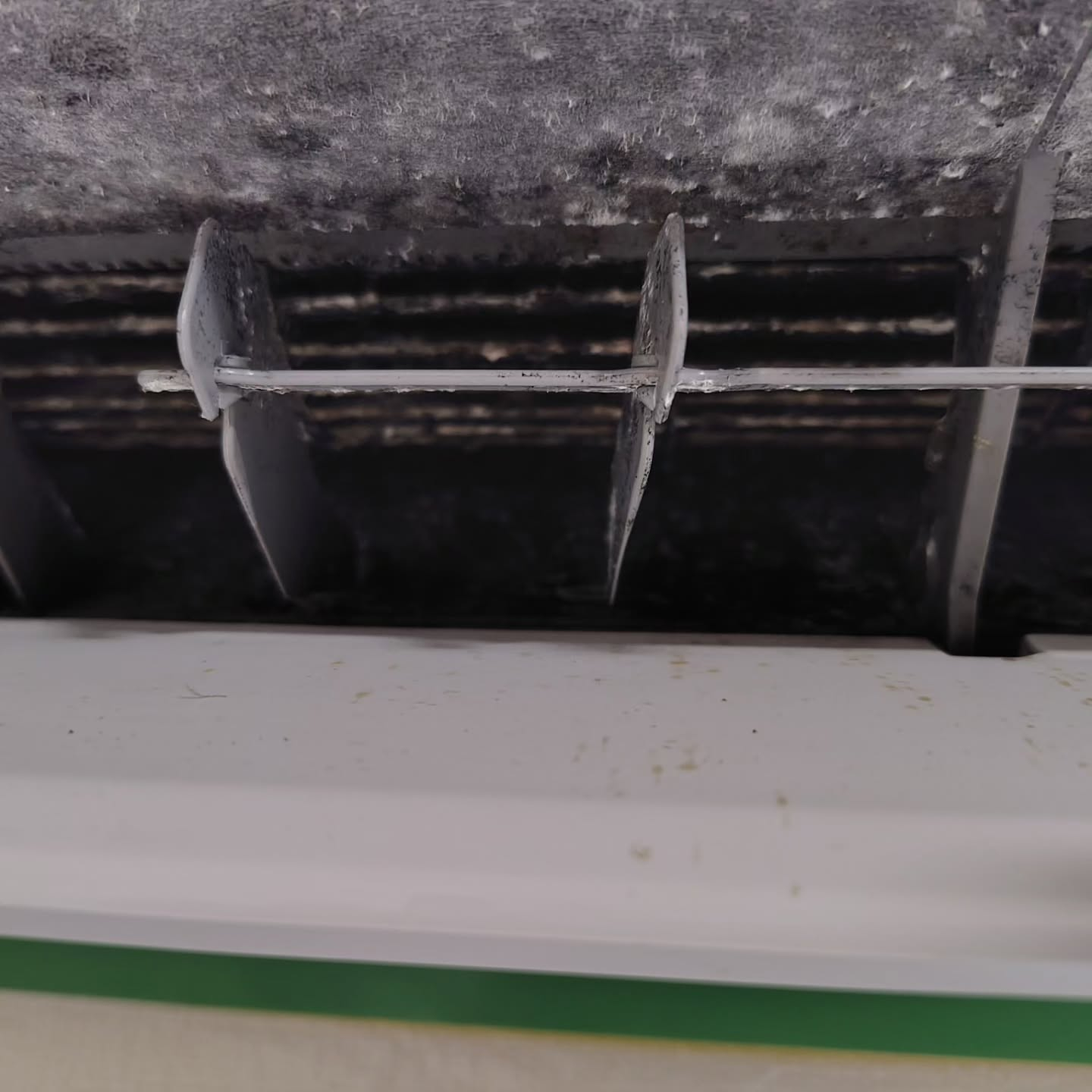 長期間使用したエアコンの奥深くには、想像を超える汚れが潜んで...