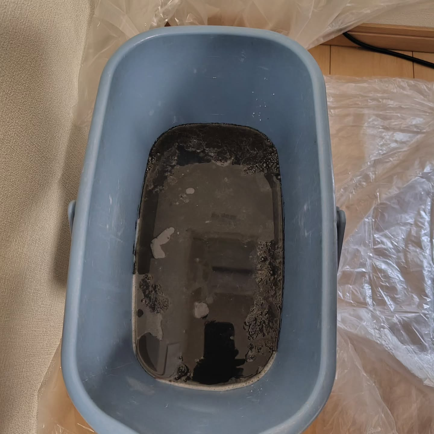 長期間使用したエアコンの奥深くには、想像を超える汚れが潜んで...