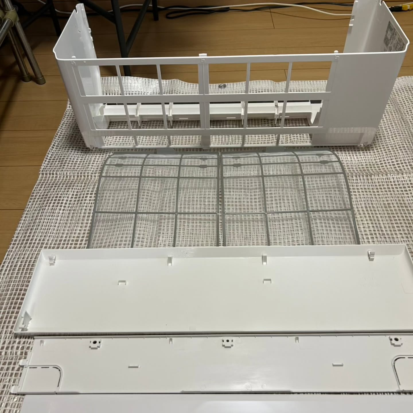 長期間使用したエアコンの奥深くには、想像を超える汚れが潜んで...