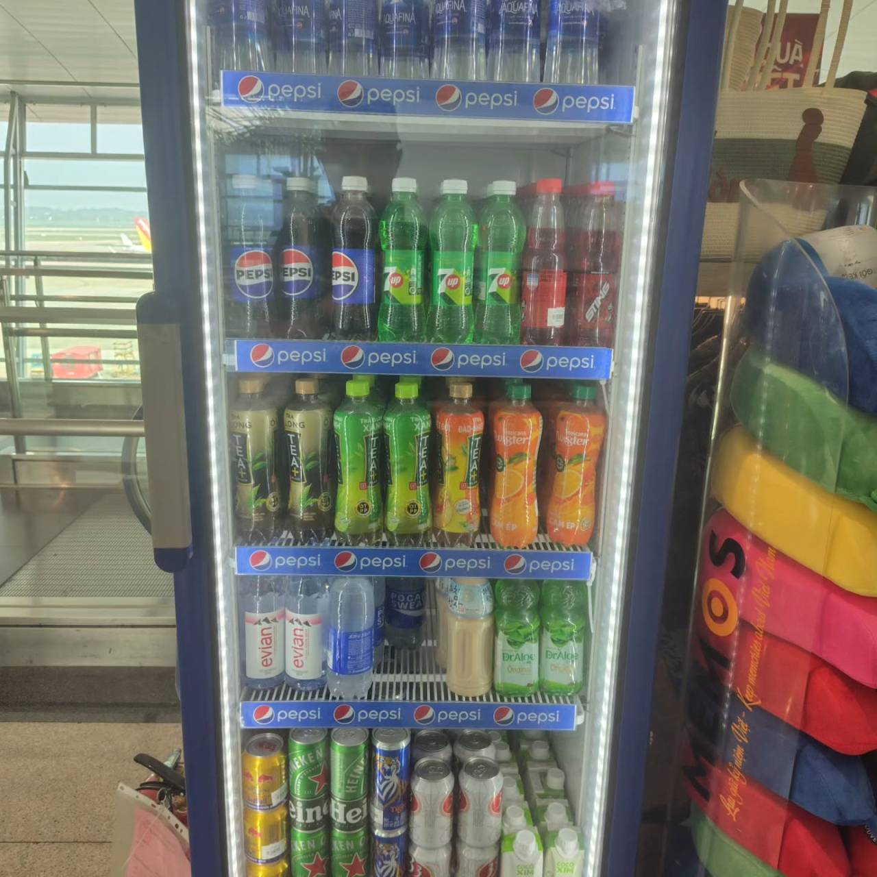 空港で待ち時間を過ごすと、ちょっとした買い物も驚くほどのお値...