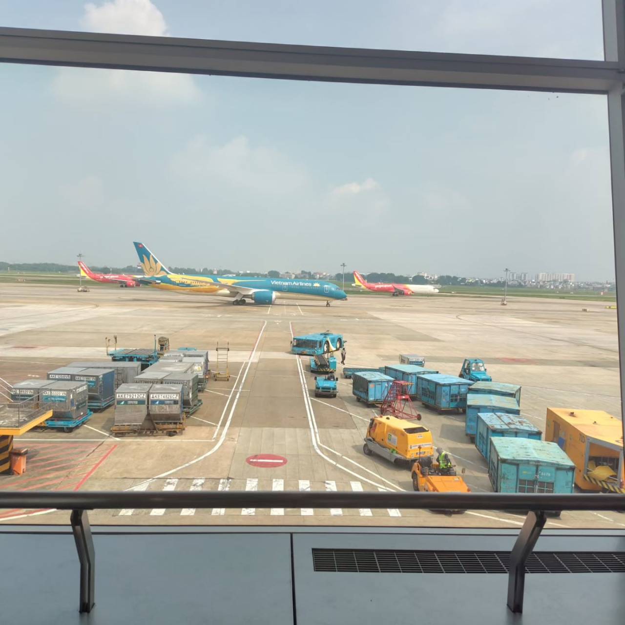 空港で待ち時間を過ごすと、ちょっとした買い物も驚くほどのお値...