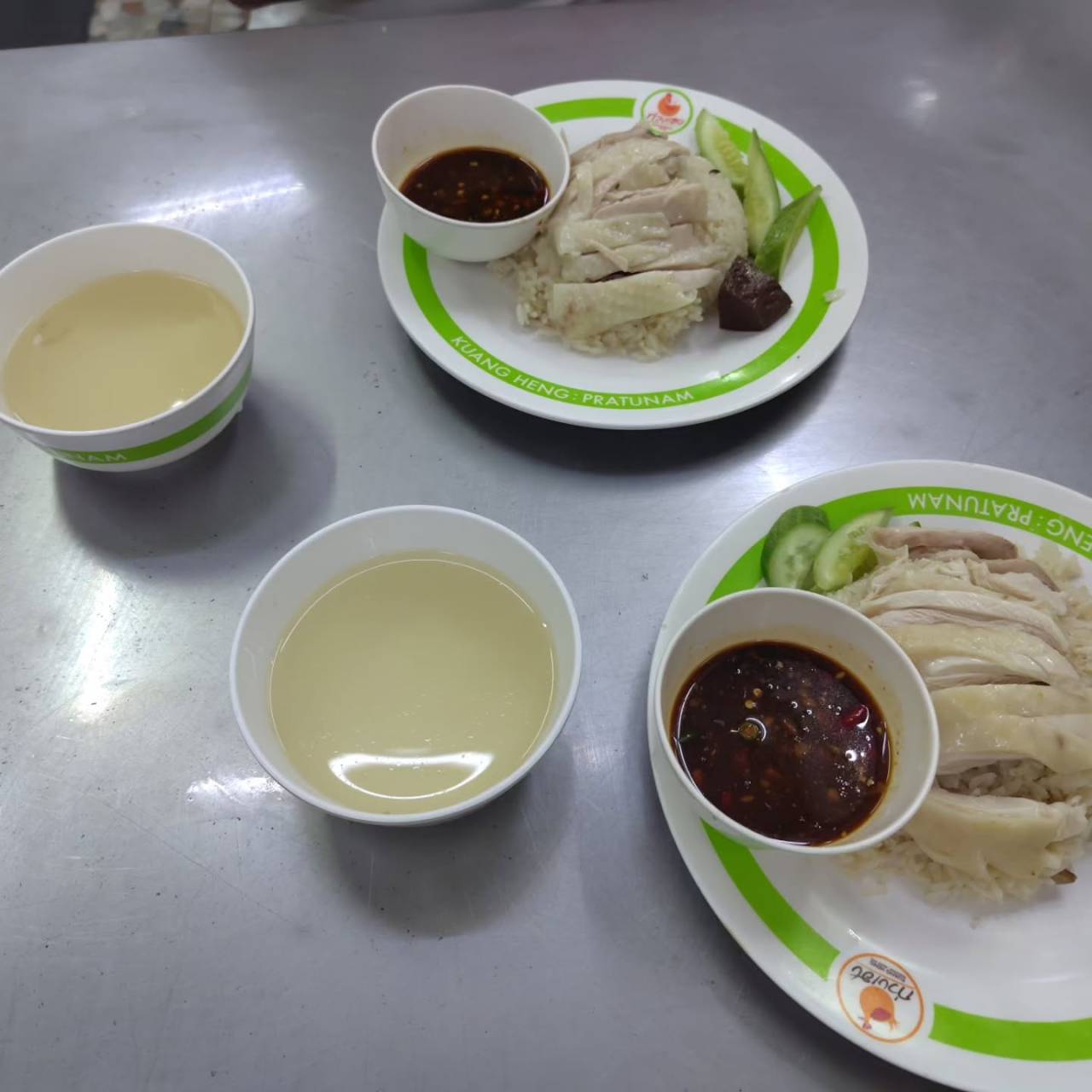 旅の初めに訪れたいバンコクの名物、緑のカオマンガイ店をご存知...